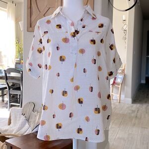 NWOT Hailey & Co Short Sleeve Collar Button Down Polka Dot Leaves/Trees Button S